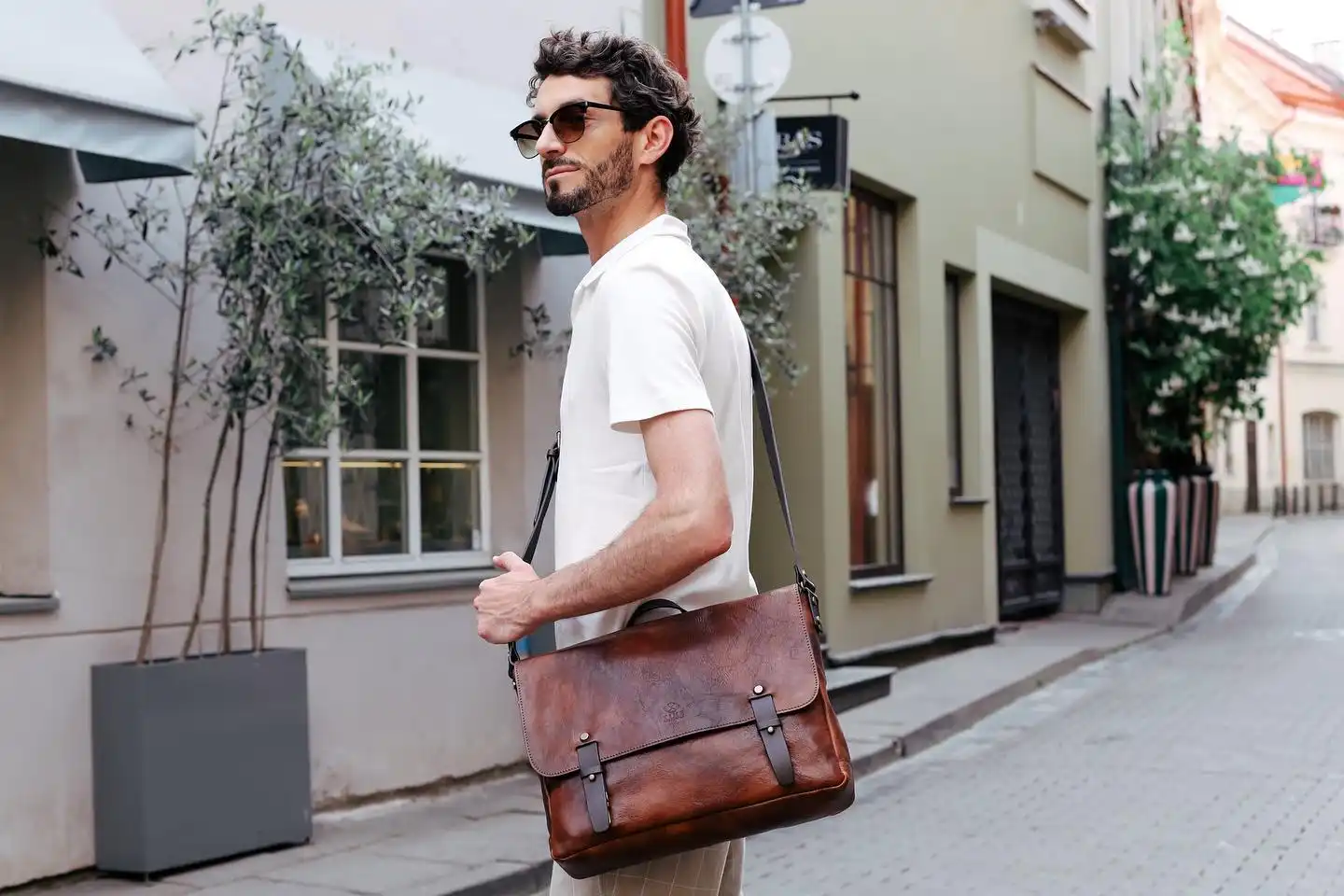 17 Men's Leather Bag Styles to Carry With Any Outfit 4 timeresistance 1659968721