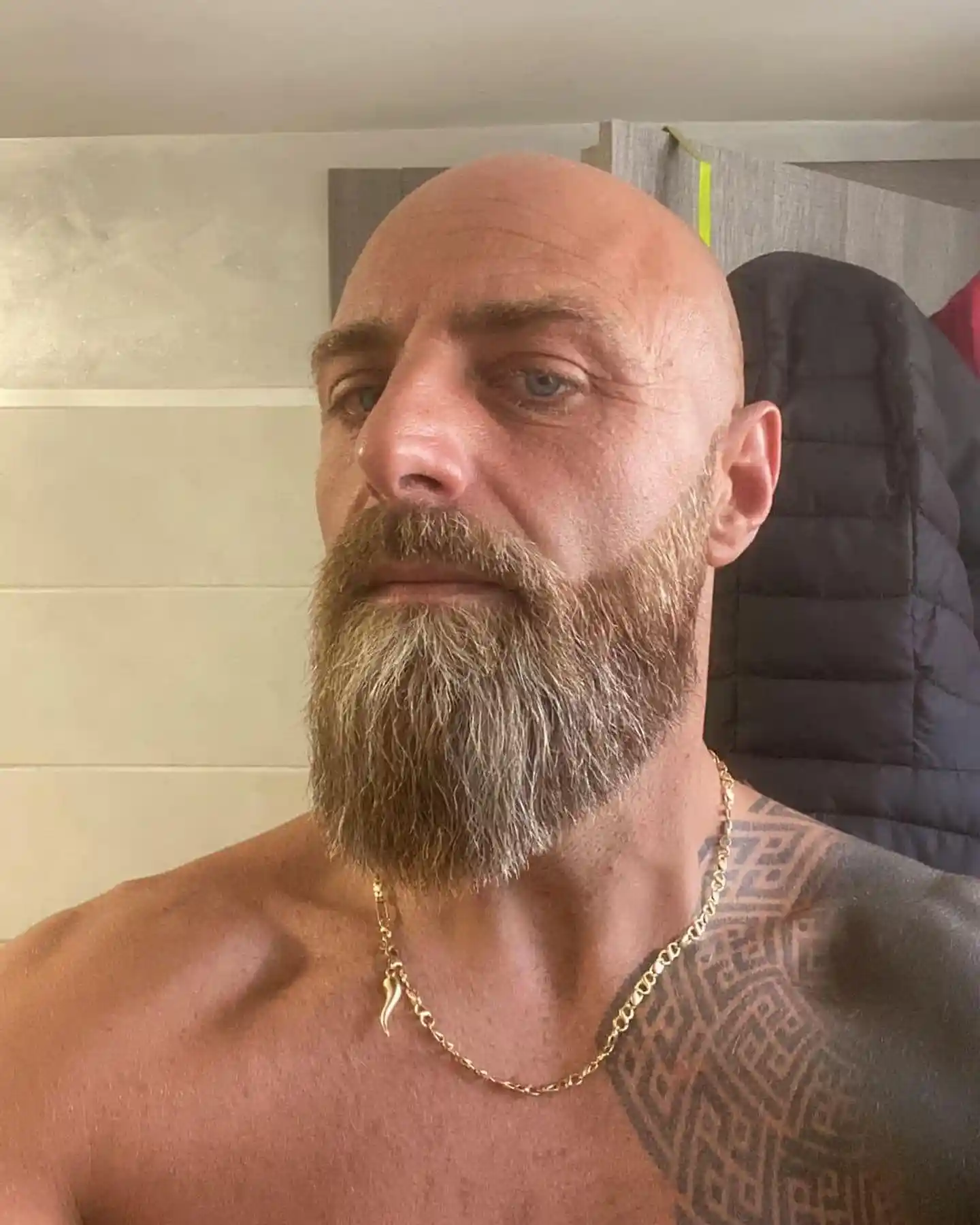 19 Beard Styles for Bald Men Over 40 That Actually Work With Your Face 15 baldandbeard barbapelati 1722091413