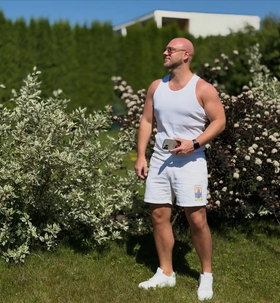 Bald Men Clothing Styles That Look Great 9 jarofood 1781977236