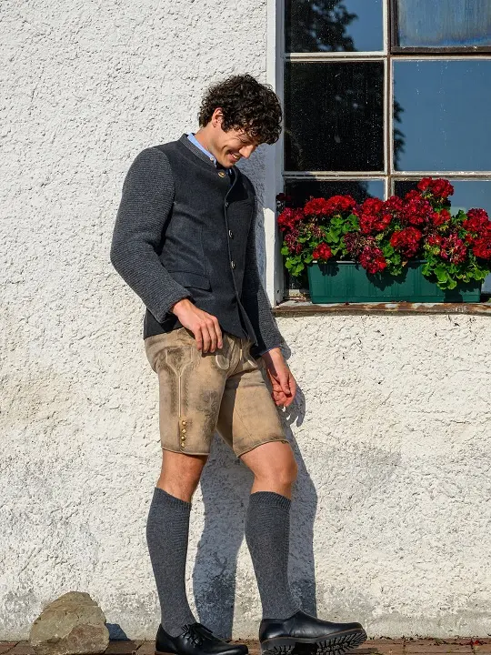 26 German Outfits for Men: Lederhosen Looks for Oktoberfest and Beyond 2 dallertracht 1787992306