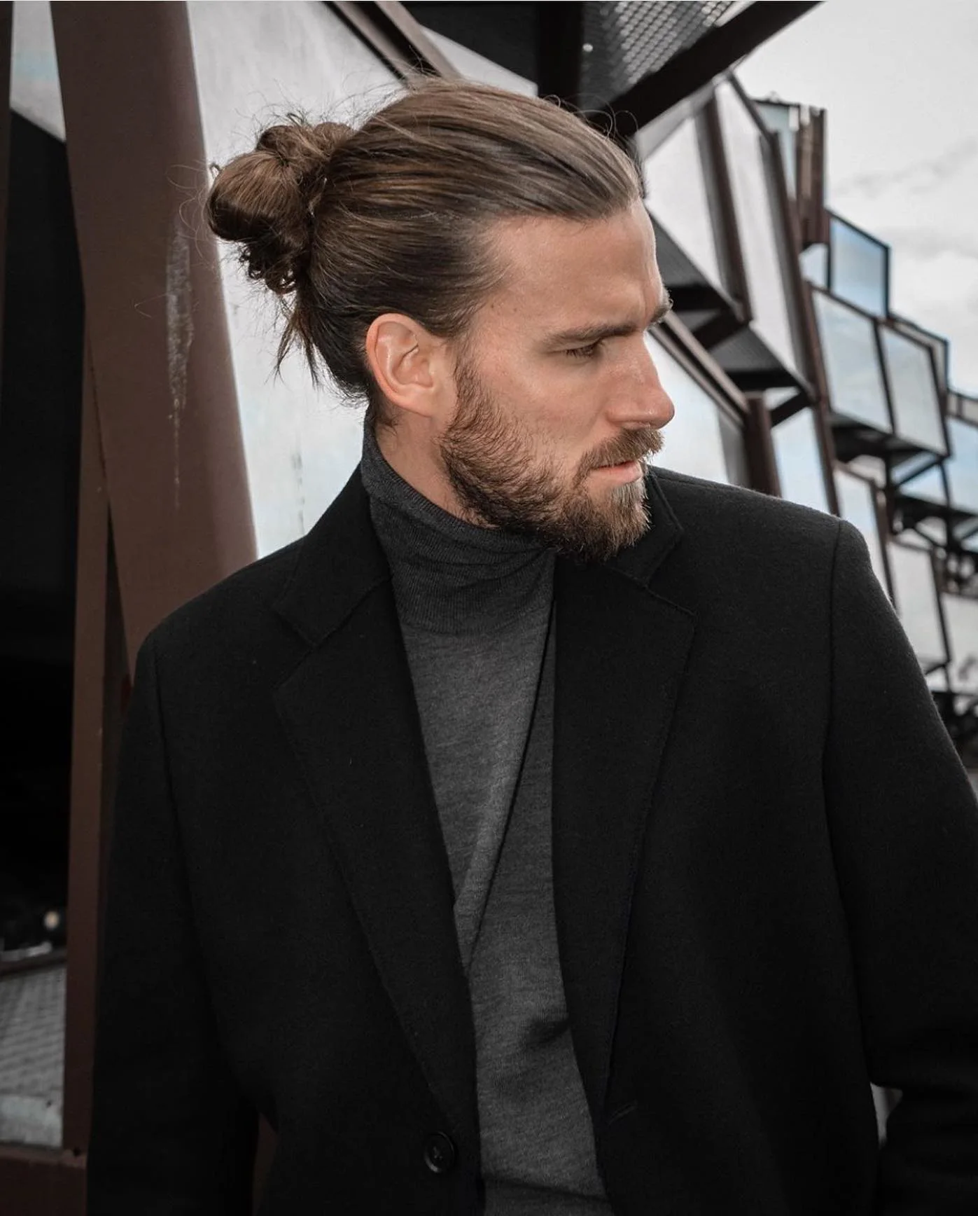 23 Men Winter Hairstyles That Actually Survive Hats, Wind, and Cold Mornings 12 longhairmenlovers 1576917628