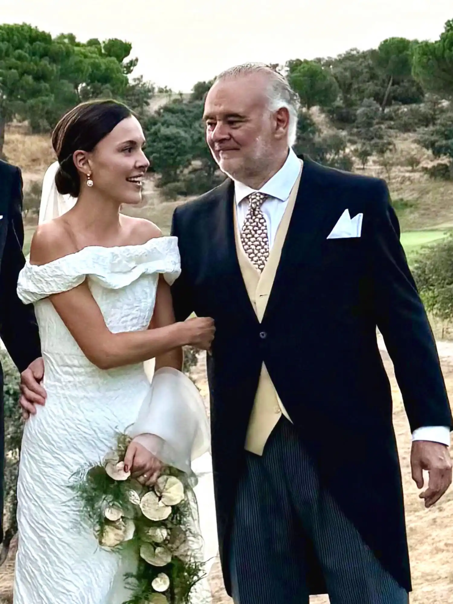 20 Father of the Bride Outfit Ideas That Actually Look Great in Photos 11 roquearmada 1788631160