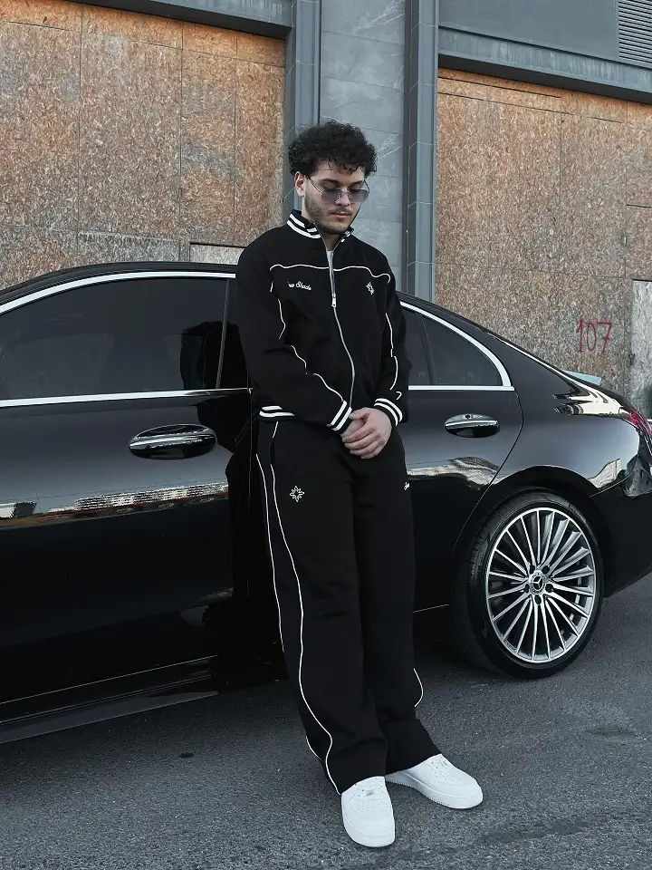 25 Men Winter Tracksuits That Actually Look Good, Not Just Warm 17 snowshade.co 1758816414