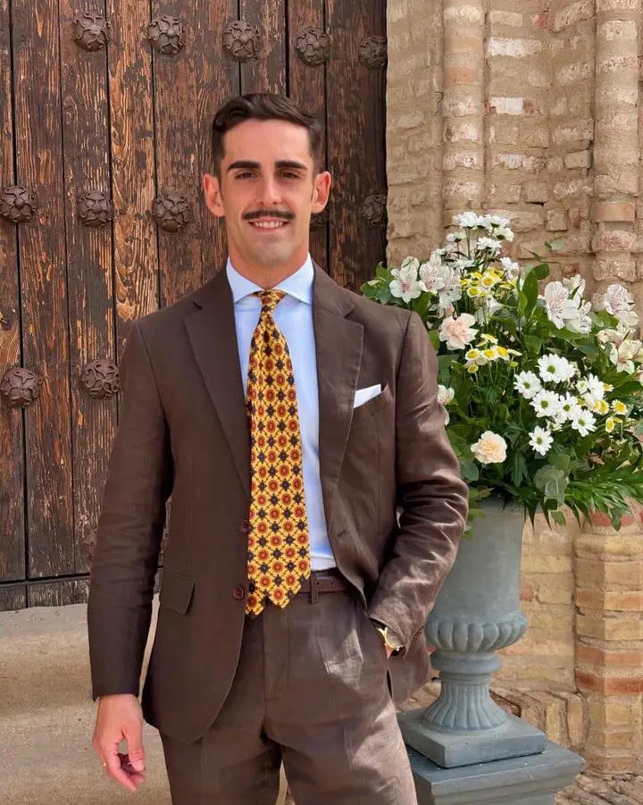 26 Men Winter Wedding Outfit Ideas for Grooms, Groomsmen and Guests 19 propio.estiloo 1727373612